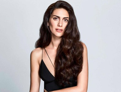 Bergüzar Korel tüm dikkatleri üzerine çekti