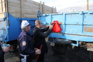 Erzincan Emniyeti Trafik Kazalarını Önlemek İçin Römorklara Reflektör Taktı