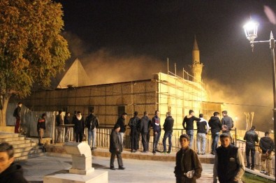 Konya'da Tarihi Camide Korkutan Yangın