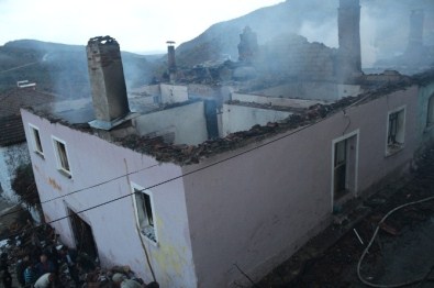 Manisa'da 3 Ev Kül Oldu