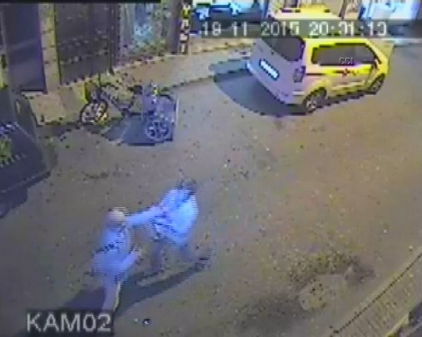 Kapkaççıyı mahaleli yakaladı