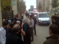 GRUP GENÇ - Bıçaklı Grup Okulu Bastı  Açıklaması 10 Yaralı