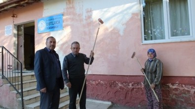 Burhaniye'de Köy Okulu İmece İle Boyandı