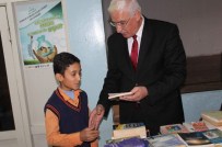 SİİRT VALİSİ - Veysel Danış'tan Öğrencilere Kitap