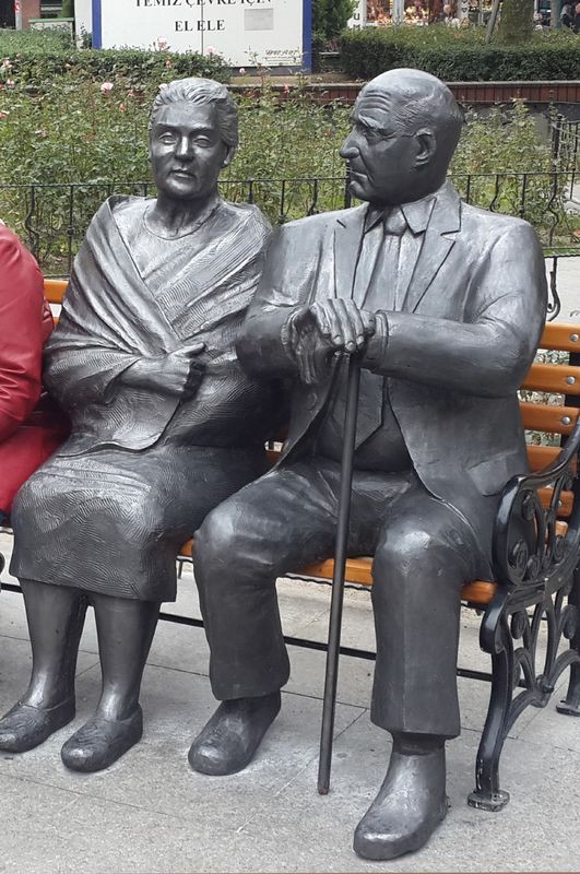 Heykelin bastonunu çaldılar!