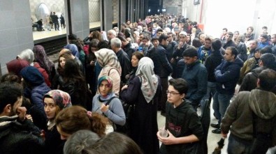 Bursa'da Metro Arızalandı, Metrelerce Kuyruk Oluştu