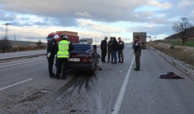 Otomobil, Kamyona Çarptı Açıklaması 2 Yaralı