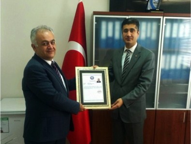 Adilcevaz MYO Müdürü Murat Çelik'e Başarı Belgesi