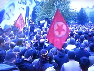 Tahir Elçi'nin cenazesinde PKK flaması taşıdılar