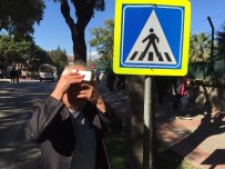 TOPHANE - Trafik Levhaları Vatandaşın Kafasını Yarıyor