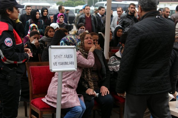 Diyarbakır'da şehit olan polislere veda