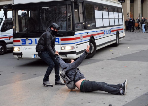 Paris'teki COP21 gösterisinde gerginlik