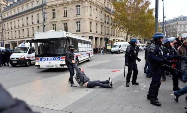 Paris'teki COP21 gösterisinde gerginlik
