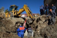 SEBZE HALİ - Hakkari'de Kanalizasyon Hattı Döşeme Çalışması
