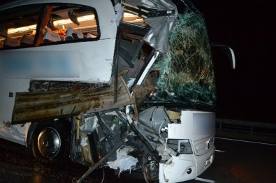 Otobüs TIR'a Çarptı Açıklaması 11 Yaralı!