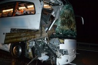 İBRAHIM ÖZDEMIR - Otobüs TIR'a Çarptı Açıklaması 11 Yaralı!