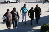 İÇMELER - Sahildeki Şemsiyeleri Kamyona Yükleyip Götürdüler