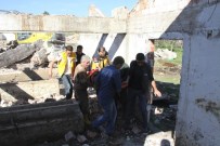 KOZLUCA - Tadilat Yaptığı Çatıdan Düştü