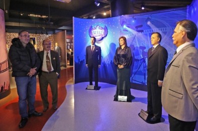 Yazar Sunay Akın'dan Büyükerşen'e Övgü