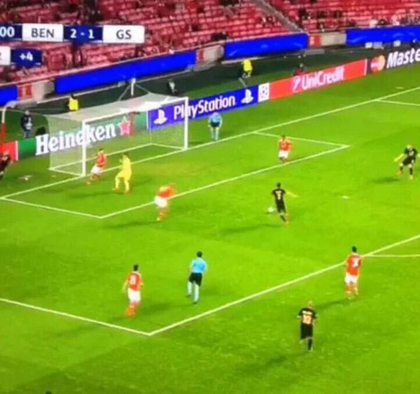 Yasin Öztekin saç baş yoldurdu