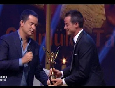 Acun Ilıcalı ödülünü paylaştı