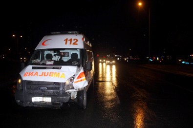 Ambulansa Minibüs Çarptı Açıklaması 5 Yaralı