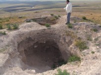 SELÇUKLULAR - Defineciler Tarihi Tepeyi Şantiyeye Çevirdi