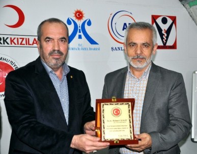 Deniz Feneri Derneği Genel Başkanı Mehmet Cengiz'e Çadır Kentte Plaket Verildi