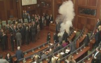 Kosova Meclisi'nde bir gazlı eylem daha!