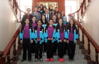 BAYAN FUTBOL TAKIMI - Yozgat Bayan Futbol Takımı Vali Yazıcı'yı Ziyaret Etti
