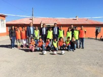 ZİYARET KÖYÜ - Genç Liderler Köy Okulunu Boyadı