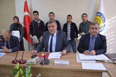 Harran Üniversitesine Birincilikle Yerleşenlere Kutlama Belgesi Verildi