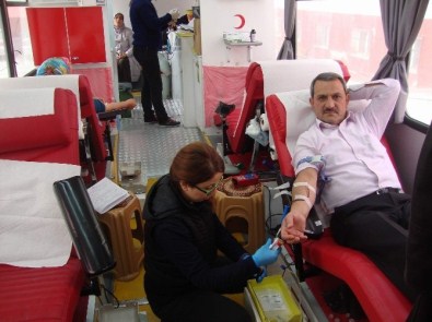 Öğrenci Velilerinden Kızılay'a Kan Bağışı