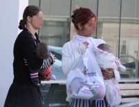 DUYGU SÖMÜRÜSÜ - Polis Kadın Hırsızların Bebekleriyle Duygu Sömürüsüne İzin Vermedi