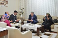 DAĞLıCA - Vali Kahraman Ve Eşi Şehit Yarbay'ın Kardeşine Taziyede Bulundu