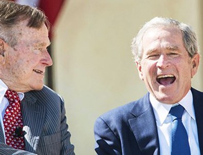 Baba Bush'tan Cheney ve Rumsfeld'e ağır suçlama