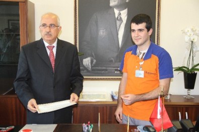 Havalimanında Bulduğu 24 Bin 500 Euro'yu Teslim Eden İşçi Ödüllendirildi