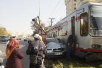 Otomobil İle Tramvay Çarpıştı