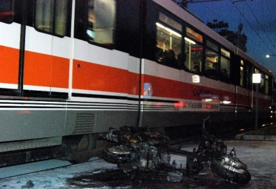 Otomobile Çarpan Motosiklet Kül Oldu