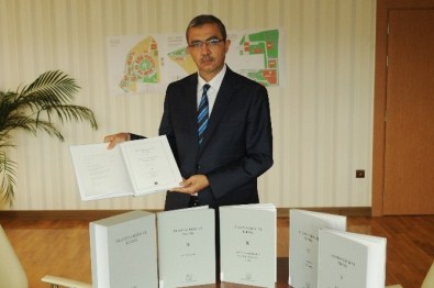 Üniversite Kütüphanesi Yeni Eserlerle Zenginleşiyor