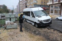 ÖĞRENCİ SERVİSİ - Çaldığı Minibüsle Savcının Park Halindeki Otomobiline Çarptı