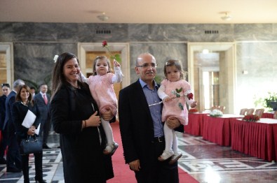 Meclis'e İkiz Kızlarıyla Geldi