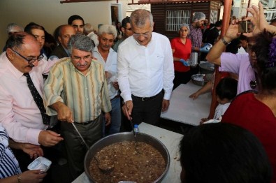 Milletvekili Sağlar Ve Başkan Tarhan, Vatandaşlara Aşure Dağıttı