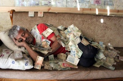 Parayla Yatıp Kalkan İnşaat İşçisi