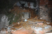 ÇÖKME ANI - Bursa'da Metruk Bina Çöktü