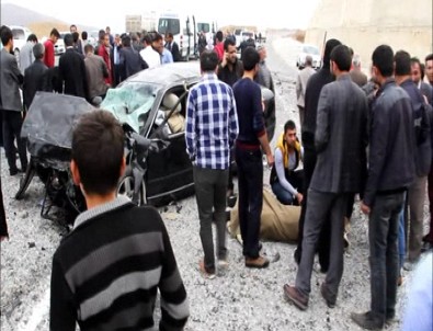 Otomobil ile yolcu minibüsü çarpıştı; 20 yaralı