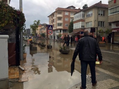 Çaycuma'da İşyerlerini Su Bastı