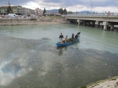 Beyşehir Gölü'nde Balıkçı Tekneleriyle Katı Atık Temizliği
