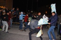 YASTIK SAVAŞI - Eskişehir'de Yüzlerce Kişinin Savaşında Yastıklar Konuştu