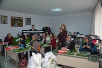 CUMA ÖZDEMIR - Kursiyer Kadınlardan Başkan Kara Ve Müftü Karatepe'ye El İşi Hediyesi